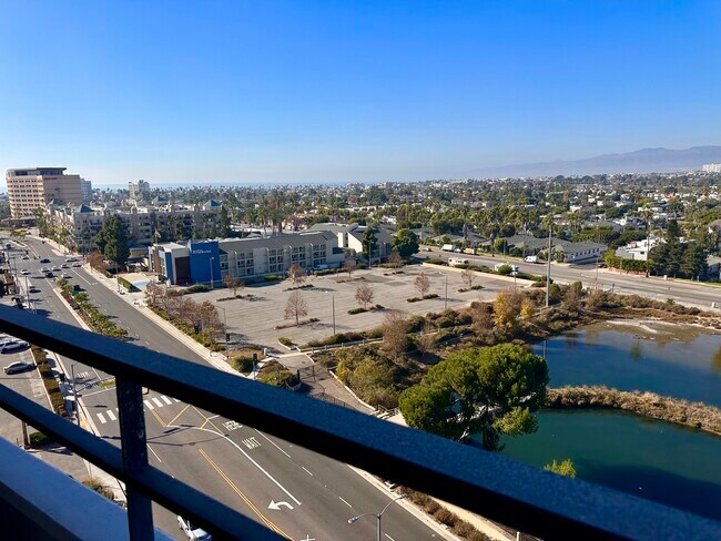 Building Photo - 4265 Marina City Dr