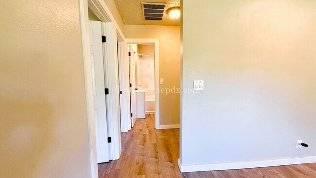 Building Photo - Beautifully Remodeled Home in Near Powell ...