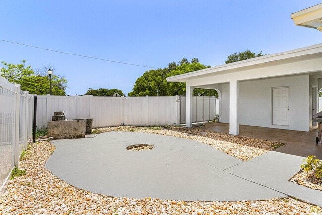 Building Photo - 123 NW 6th Ave