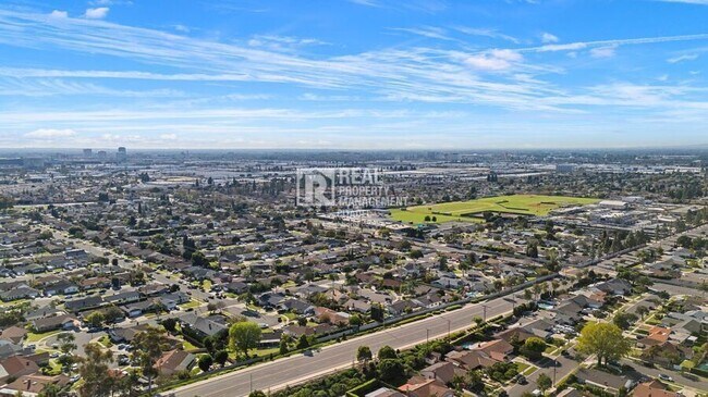 Building Photo - 996 S Siet Pl