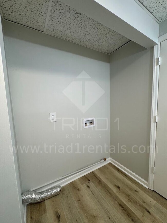 Building Photo - 2205 Hathaway Dr