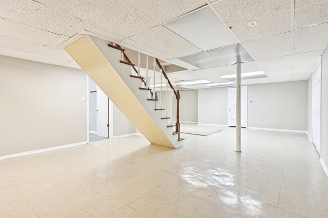 Building Photo - 1420 Oakton St
