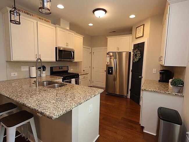 Building Photo - Great home in desirable neighborhood! Washer/Dryer Included!