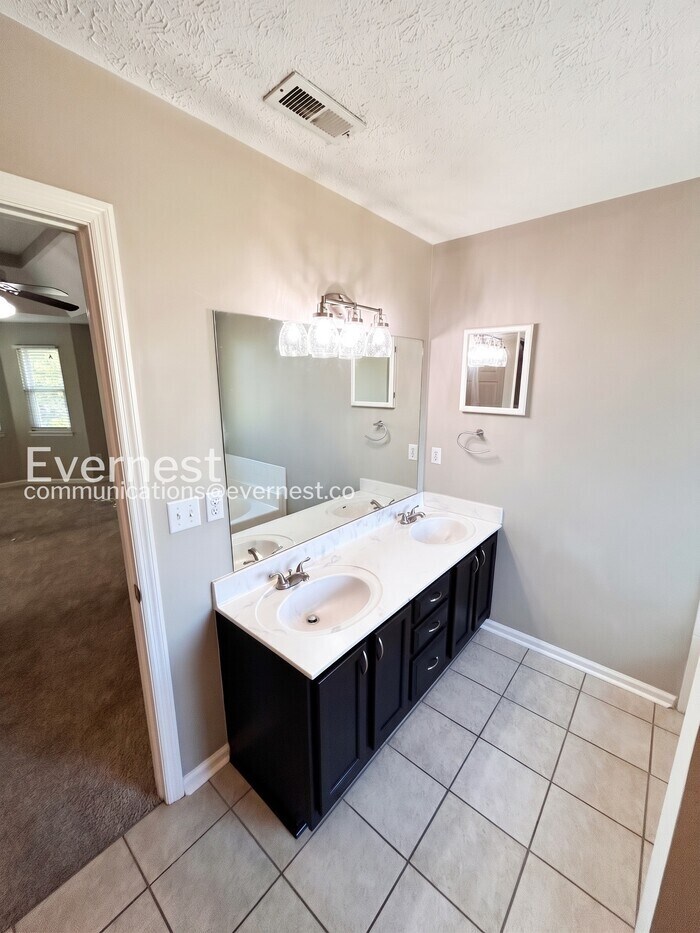 Building Photo - 608 Doral Pointe