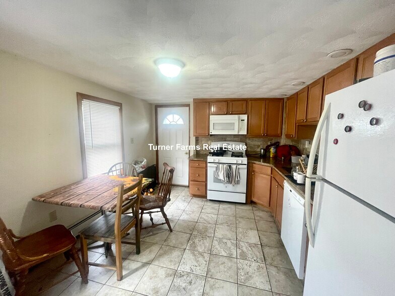 Building Photo - 585A Somerville Ave