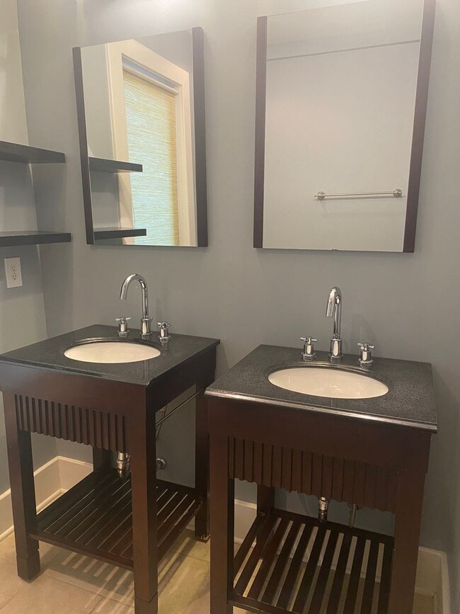 Building Photo - Vanderbilt Place - Wonderful Location 3 bedrooms/3 1/2 baths