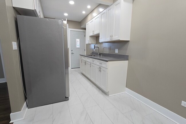 Building Photo - 3051 N Austin Ave