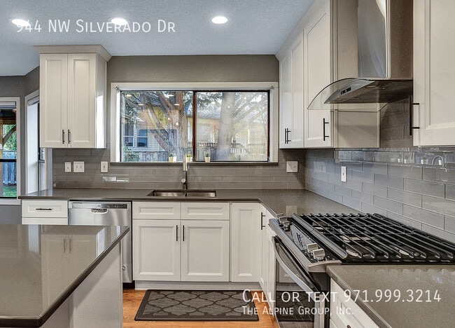 Building Photo - 944 NW Silverado Dr