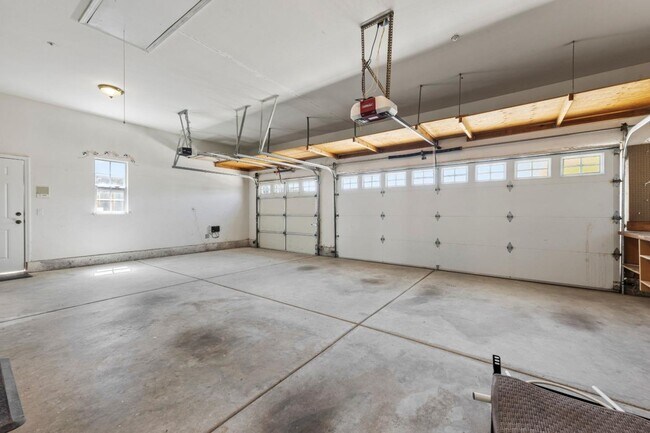 Building Photo - 560 Diana Ave