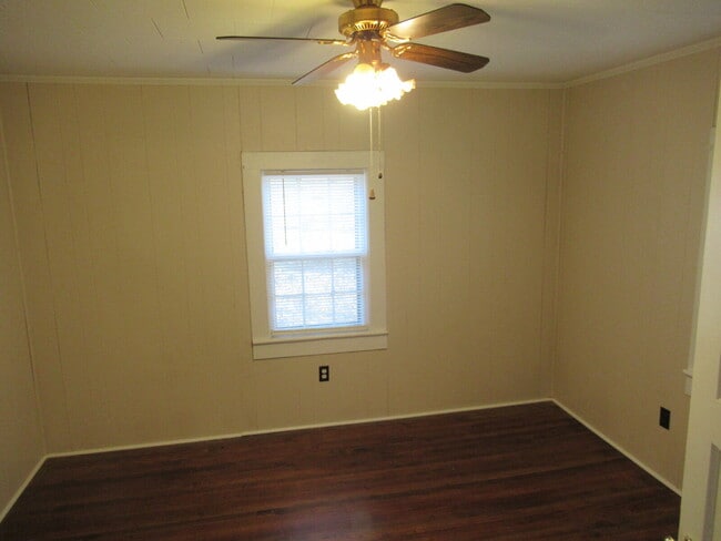 Building Photo - Charming 2-Bedroom Home Near Downtown Linc...
