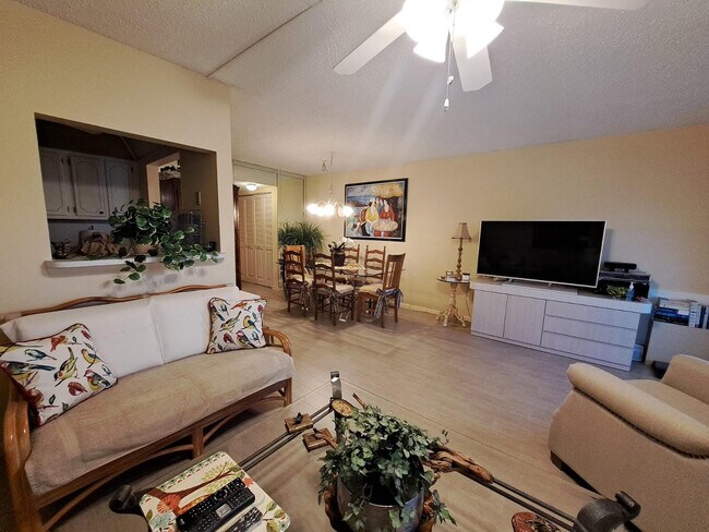 Building Photo - 336 Oakridge S