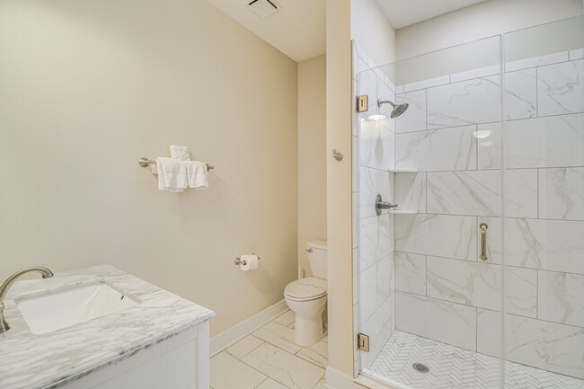 Building Photo - 13941 Del Rio Dr