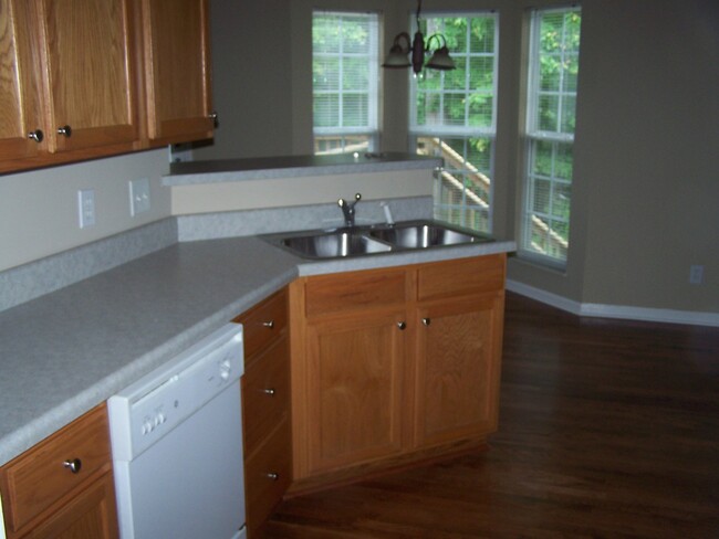 Building Photo - 3 bed, 2.5 bath, 2 car garage 2 story home...