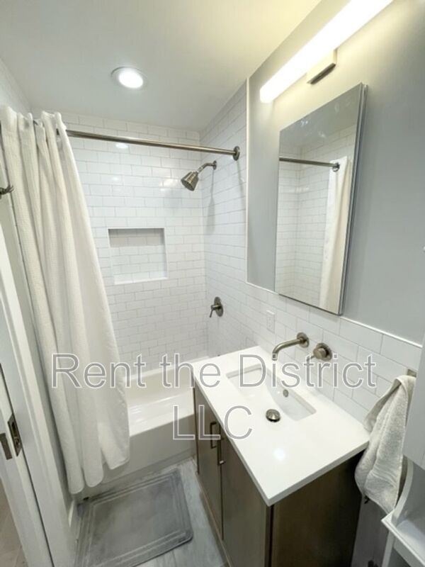 Building Photo - 1316 Staples St NE