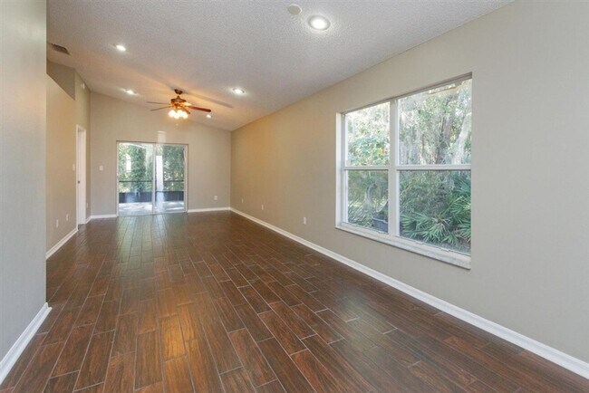 Building Photo - Single Family Home Like New