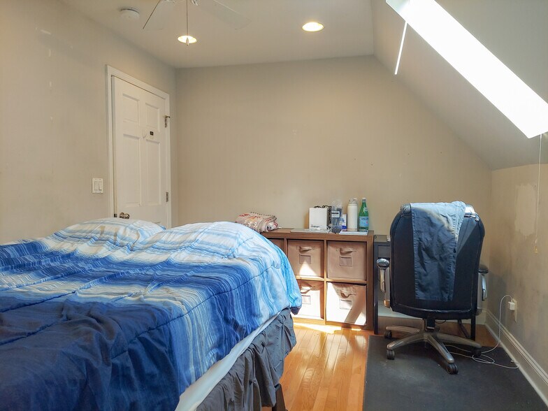 Building Photo - 1832 W Addison St