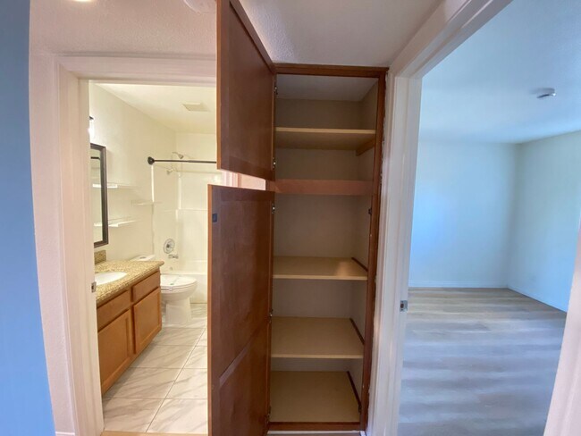 Building Photo - *Special* Charming 2 bedroom 2 bathroom Condo in Oceanside!