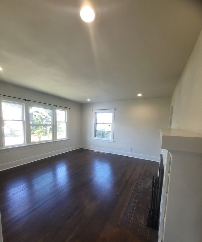 Building Photo - Khara, J - 1208 #B