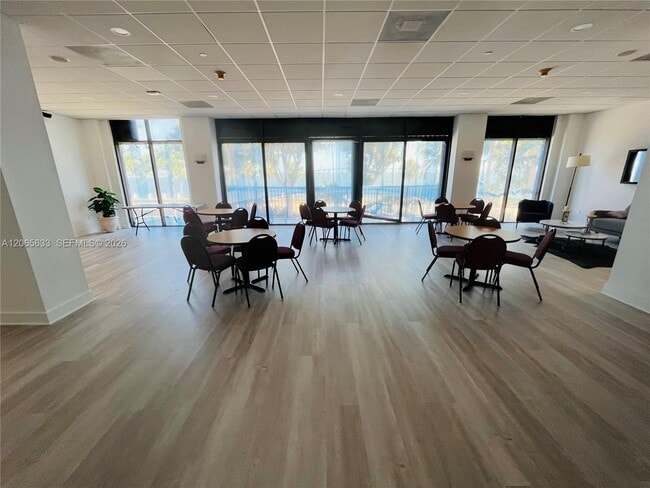 Building Photo - 1450 Brickell Bay Dr
