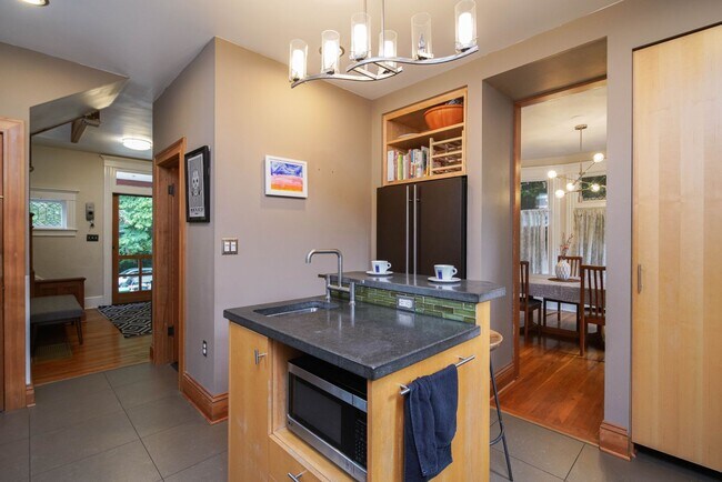 Building Photo - R0441