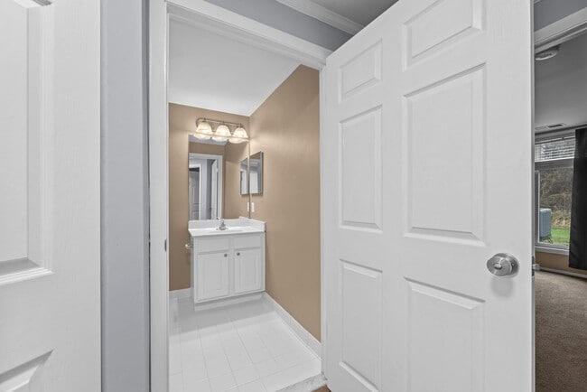 Building Photo - Ground level condo in Annapolis - Lake Heron