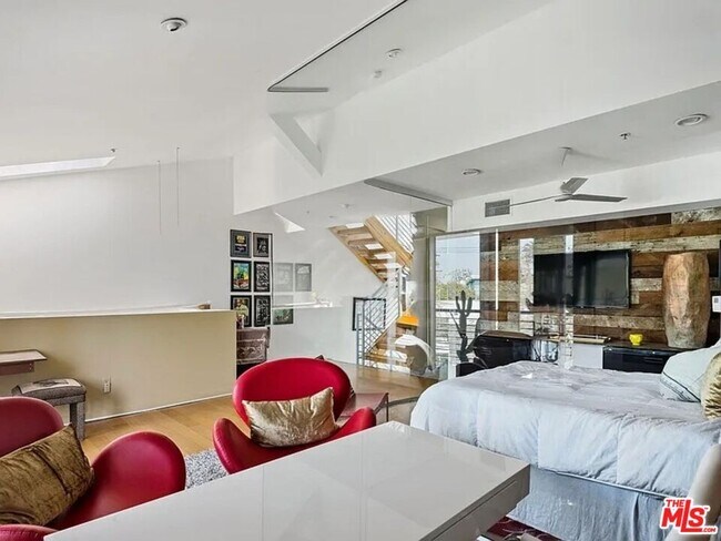 Building Photo - 815 Hampton Dr