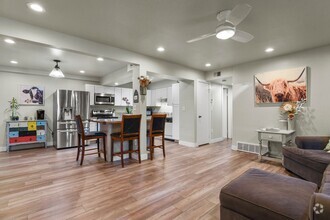 Building Photo - Updated 2B/1B Condo in The Cottonwood Vill...