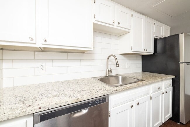 Building Photo - Remodeled Townhome with Granite & Stainless appliances