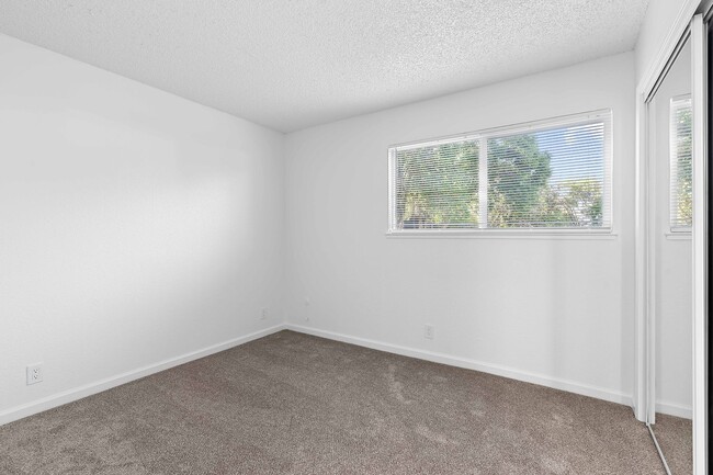 Building Photo - 802-816 Lincoln Avenue