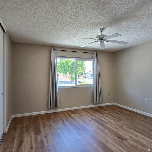 Building Photo - 102 Lassen Cir