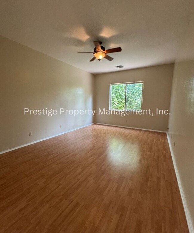 Building Photo - Stunning 3-bedroom 2-bathroom home in a ga...