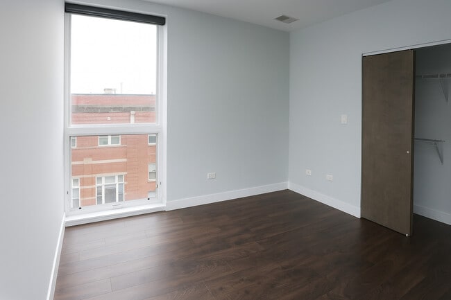 Building Photo - 3301 N Sheffield Ave