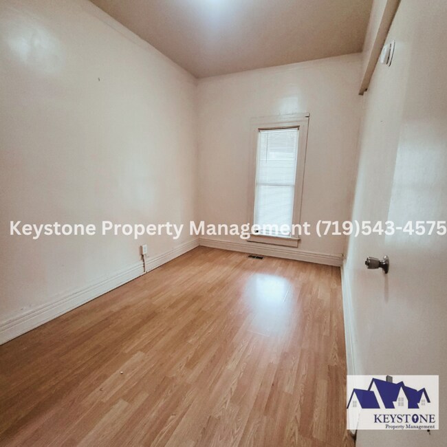 Building Photo - $475 Off Move In Special! 3 Bd/1 Bath House - Spacious Kitchen & Laundry Room $950/$950