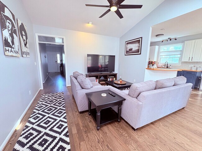 Building Photo - FREDERICKSBURG - MINUTES TO VRE - EASY COMMUTE TO QUANTICO!