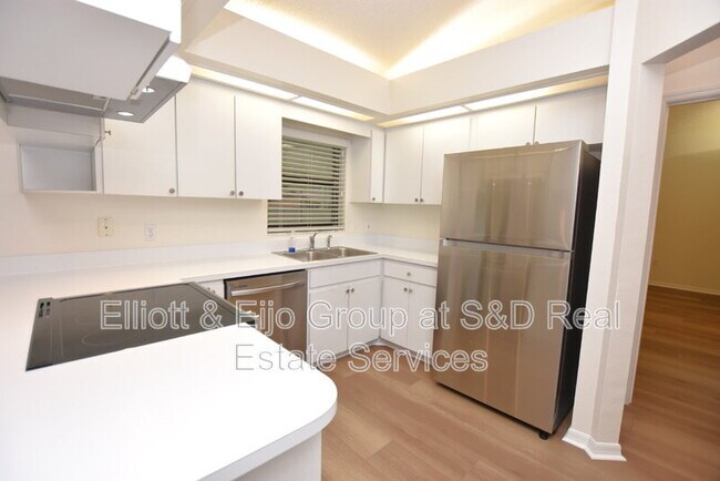 Building Photo - 2220 Maple Hill Ct