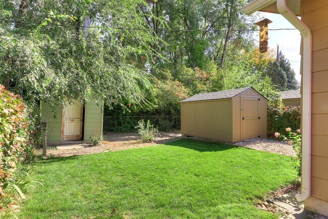 Building Photo - Beautifully Renovated 2 Bed, 1 Bath Townhouse – Available July 1st!