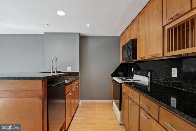 Building Photo - 4463 Pembrook Village Dr