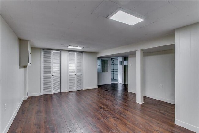 Building Photo - Beautiful 3 Bed / 1.5 Bath with Garage and Large Yard - Available May!!