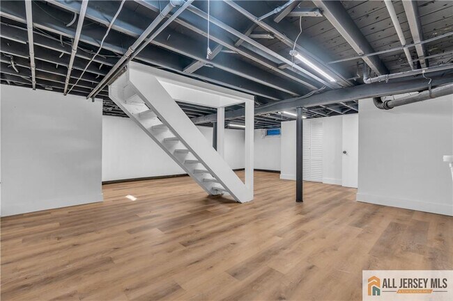 Building Photo - 8 1st St