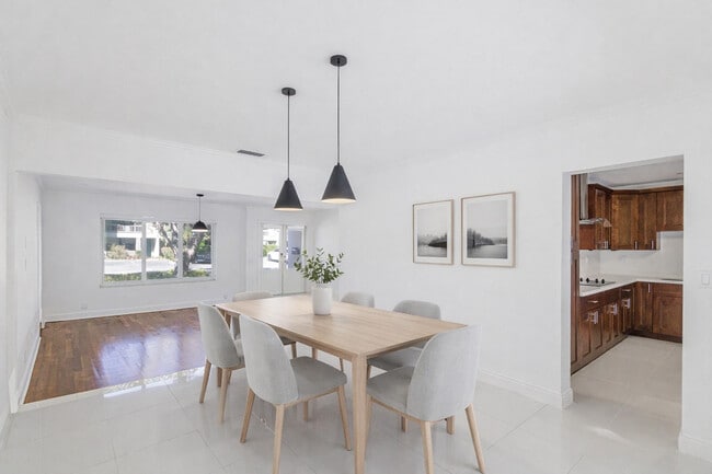 Building Photo - 2810 NE 60th St