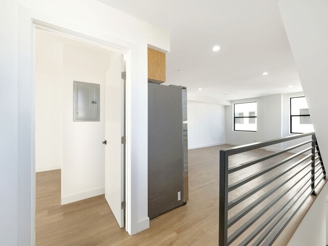 Building Photo - Massive 4 & 5 Bed Luxury Townhomes