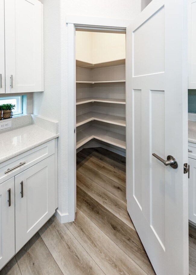 Building Photo - FULLY FURNISHED 3 Bed Luxury End Unit Townhome backs to Nature