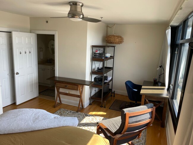 Building Photo - Fully Furnished Downtown Rental