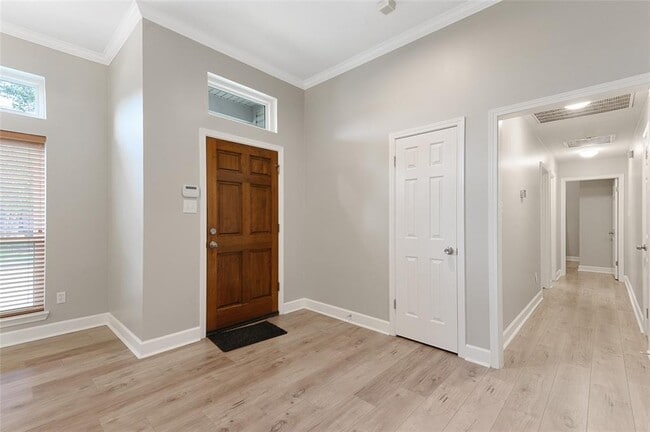 Building Photo - 10335 Emerald Oaks Dr