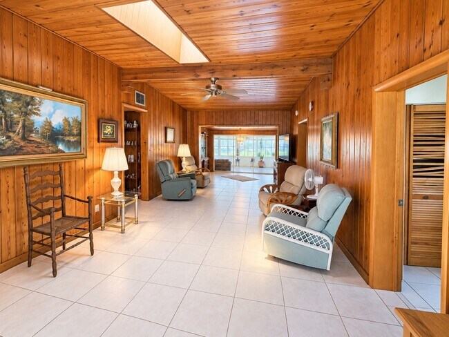 Building Photo - 254 Cloverleaf Rd