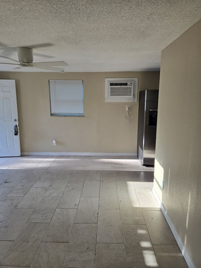 Building Photo - 2 BEDROOM 1 BATH NEAR USF