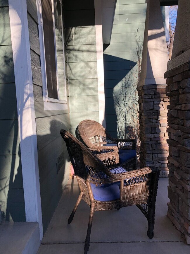 Building Photo - Charming 2br 1.5ba Two Level Condo in Dist...