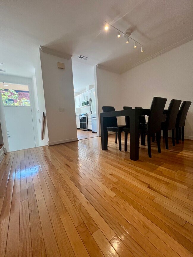 Building Photo - Luxurious 3-Bedroom Townhome in Fairmount!...