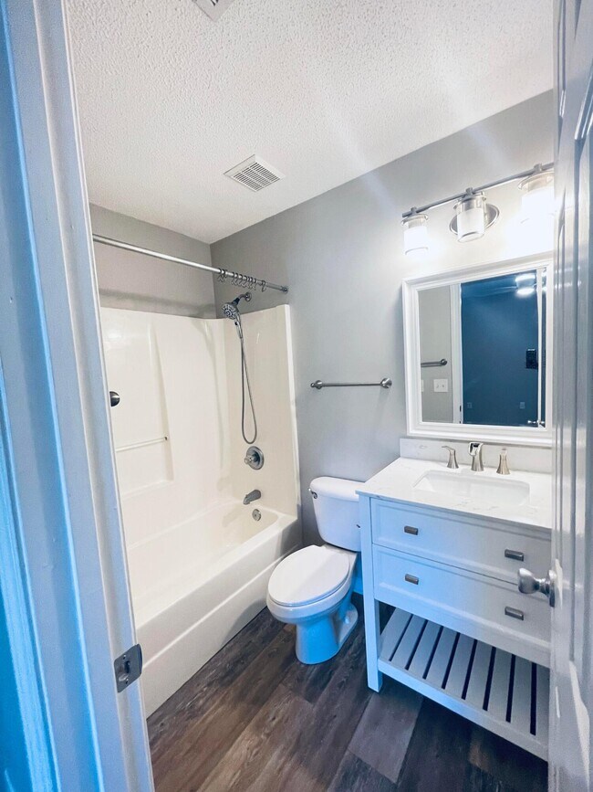 Building Photo - 214 Tooke St