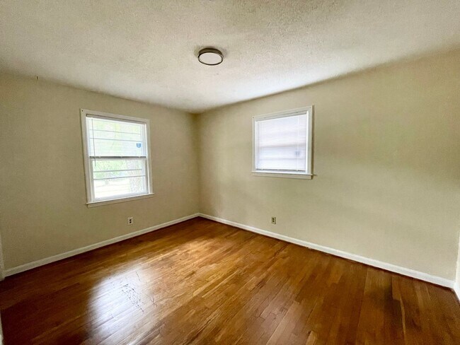 Building Photo - 3824 Lee Hills Dr